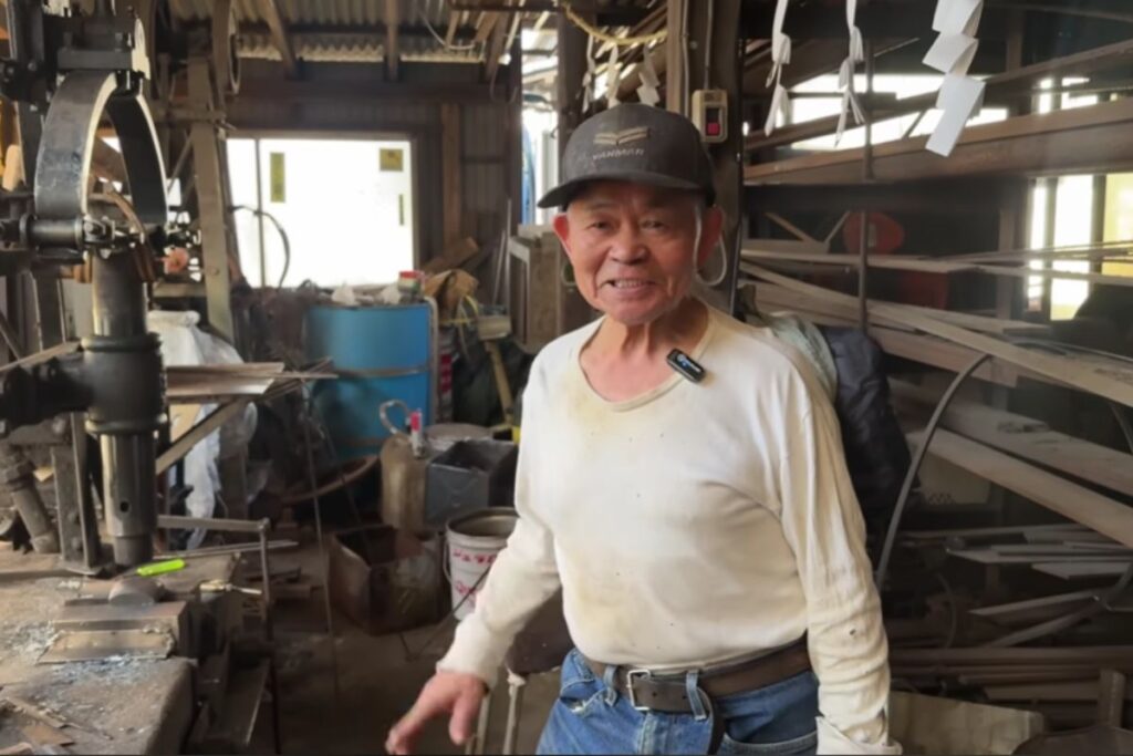 História do ferreiro japonês e da sua oficina de facas, onde facas artesanais e lâminas artesanais mantêm viva a tradição da cutelaria japonesa.