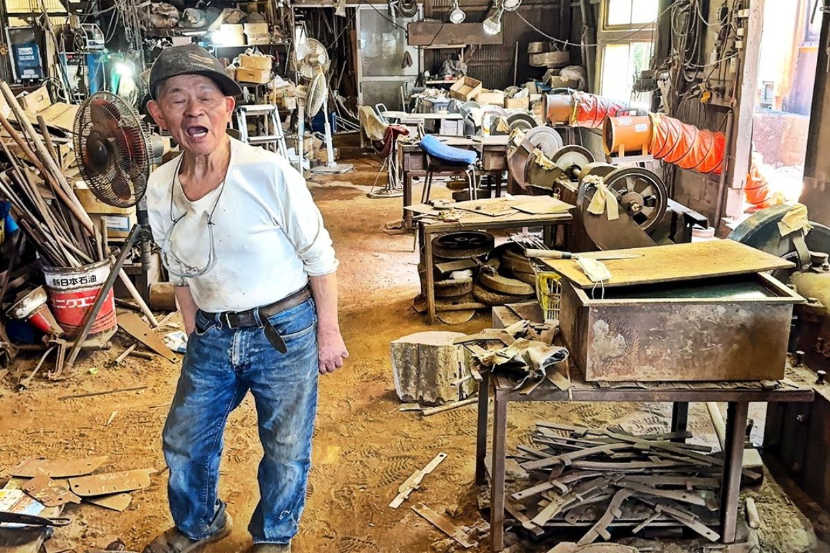 História do ferreiro japonês e da sua oficina de facas, onde facas artesanais e lâminas artesanais mantêm viva a tradição da cutelaria japonesa.