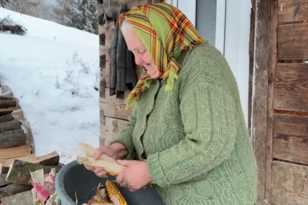 Um casal idoso isolado enfrenta o inverno nas montanhas com vaca, gatos e porão gelado, encontrando paz numa aldeia remota e transformando solidão em rotina de fé.