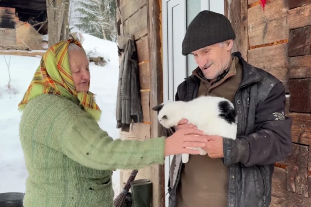 Um casal idoso isolado enfrenta o inverno nas montanhas com vaca, gatos e porão gelado, encontrando paz numa aldeia remota e transformando solidão em rotina de fé.