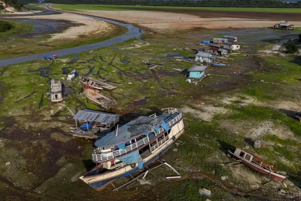 Cidades brasileiras afogadas por barragens ressurgem na seca, expõem igrejas e ruínas, revelam o custo social esquecido dos megaprojetos, dos reservatórios instáveis e das decisões sem medir o verdadeiro custo social.