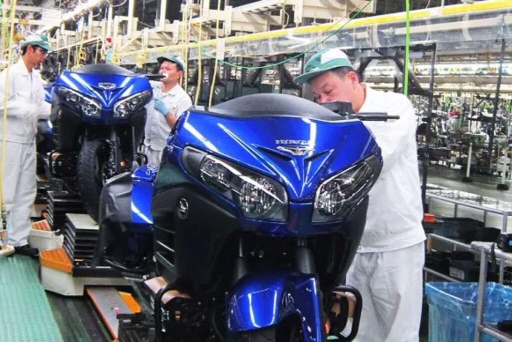 Na Honda Kumamoto, a linha de produção mostra como a motocicleta Honda nasce na fábrica da Honda, em uma fábrica de motocicletas moderna.