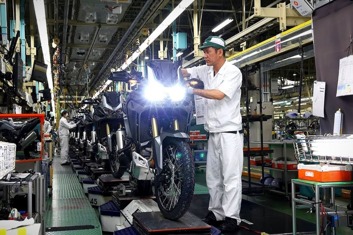 Na Honda Kumamoto, a linha de produção mostra como a motocicleta Honda nasce na fábrica da Honda, em uma fábrica de motocicletas moderna.