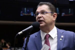 Deputado Sóstenes Cavalcante tenta explicar 430 mil em dinheiro vivo achado em flat, diz que vendeu imóvel em Minas, vira alvo da PF na Operação Galho Fraco e deixa o PL em saia justa hoje