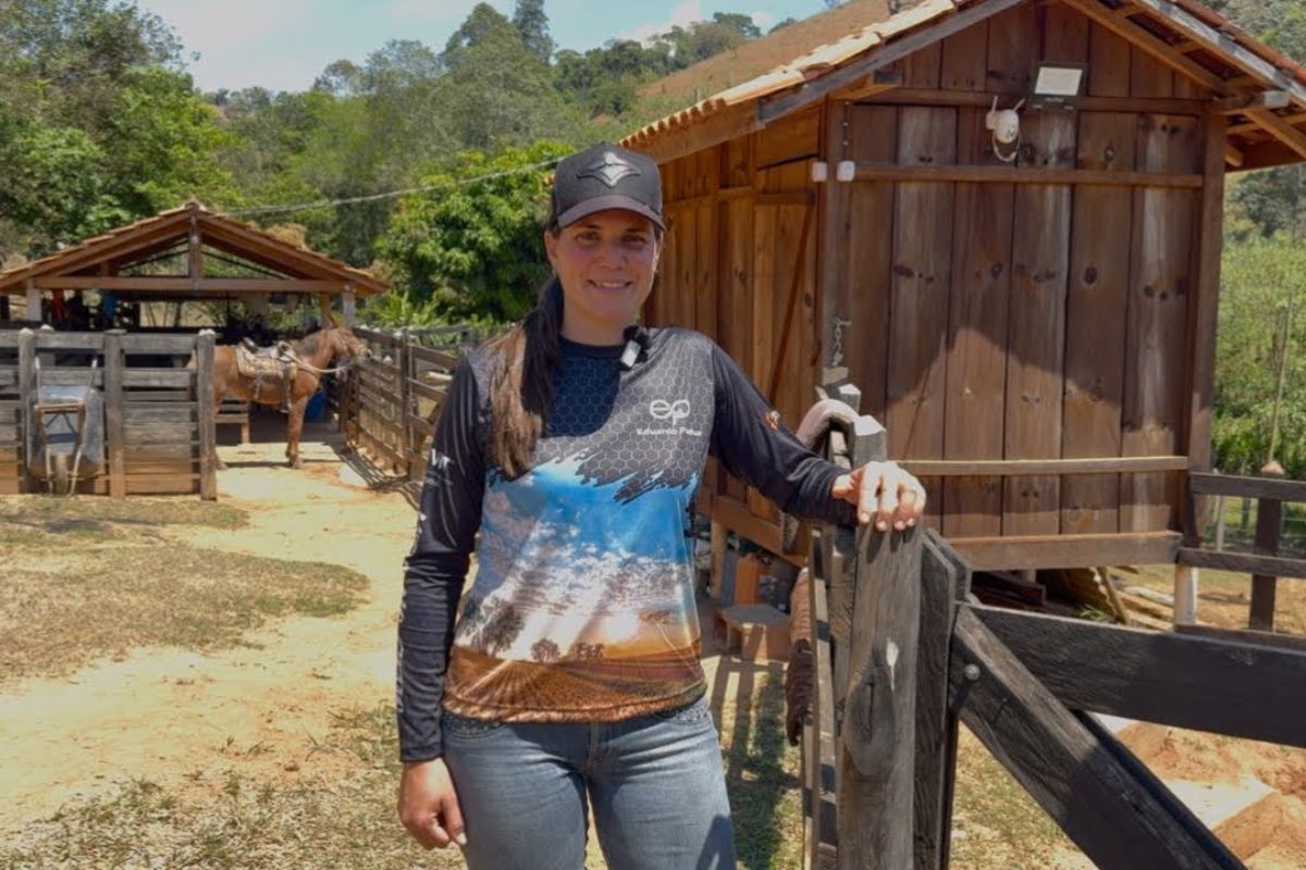 Reportagem mostra como viver em sítio alugado, tirar leite, vender ovos e domar a mula em um pequeno rancho tocado por duas mulheres, unindo trabalho pesado, renda própria e autonomia.