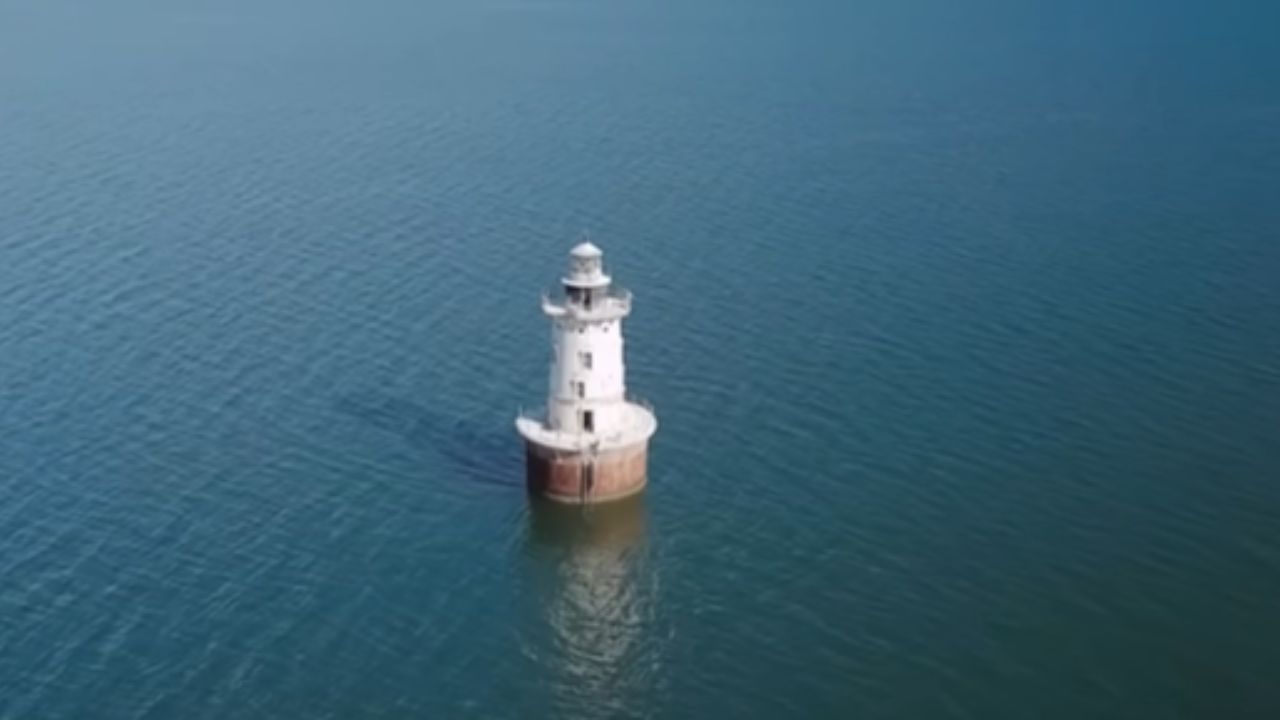 Empresário gasta mais de R$ 7 milhões para comprar e restaurar três faróis nos EUA e transformar um farol centenário em pleno oceano em casa, centro educativo