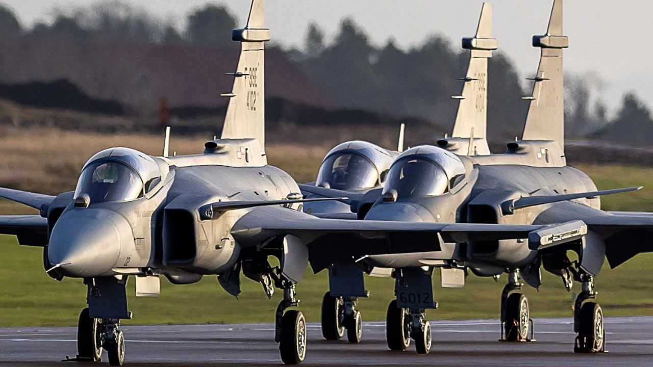 Equipe entra no quartel-general secreto onde o Brasil fabrica seu primeiro caça supersônico Gripen, capaz de voar a 2.400 km/h, operar 30 computadores de guerra