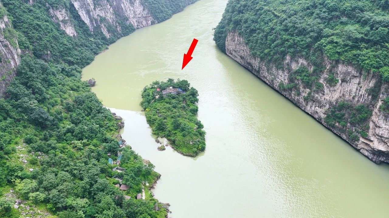 Família vive há mais de 20 anos em ilha isolada no Grand Canyon do Rio Jinkou, cercada por penhascos gigantes, ponte de corrente, queda-d’água e natureza intocada