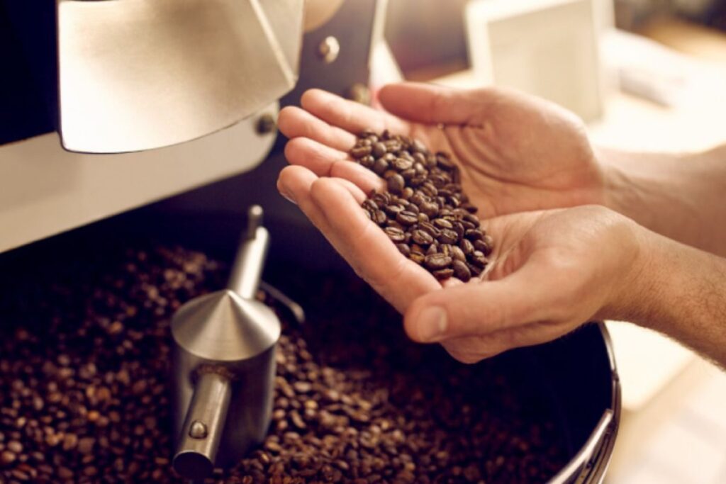 Fraude do café revela como o café brasileiro vira café torrado com impurezas no café liberadas pela Anvisa enquanto marcas exploram o consumidor.