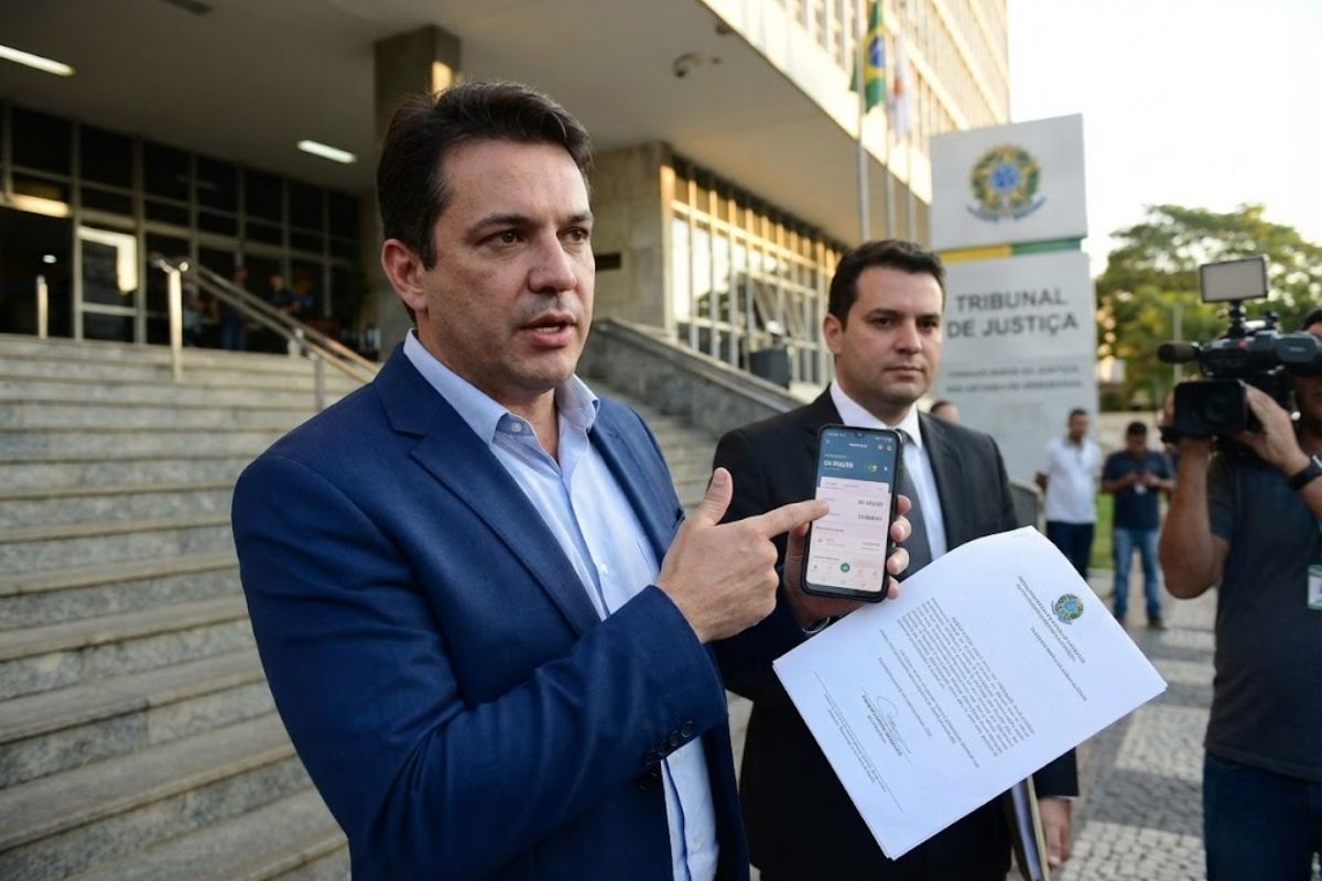 Homem comete erro de transferência bancária, recupera dinheiro com dano moral na Justiça e fortalece direitos do correntista em casos de erro de transferência.