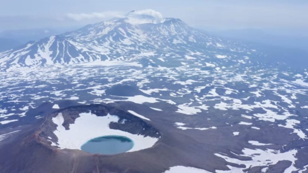 Descubra Kamchatka na Rússia: península de Kamchatka com vulcões da Rússia, vida selvagem abundante e paisagens extremas de fogo, gelo e isolamento.