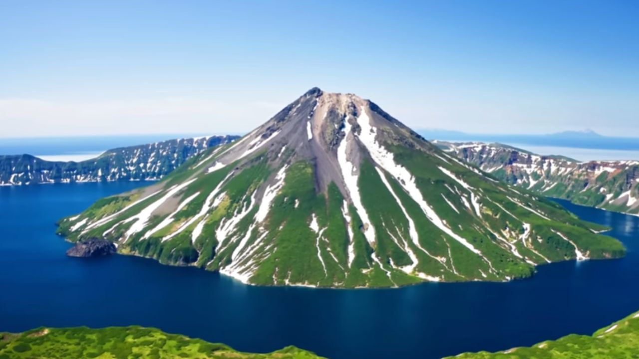 Kamchatka revela o extremo selvagem da Rússia, com 300 vulcões ativos, ursos gigantes, lagos explosivos, auroras, paisagens intocadas e um isolamento tão absoluto (3)