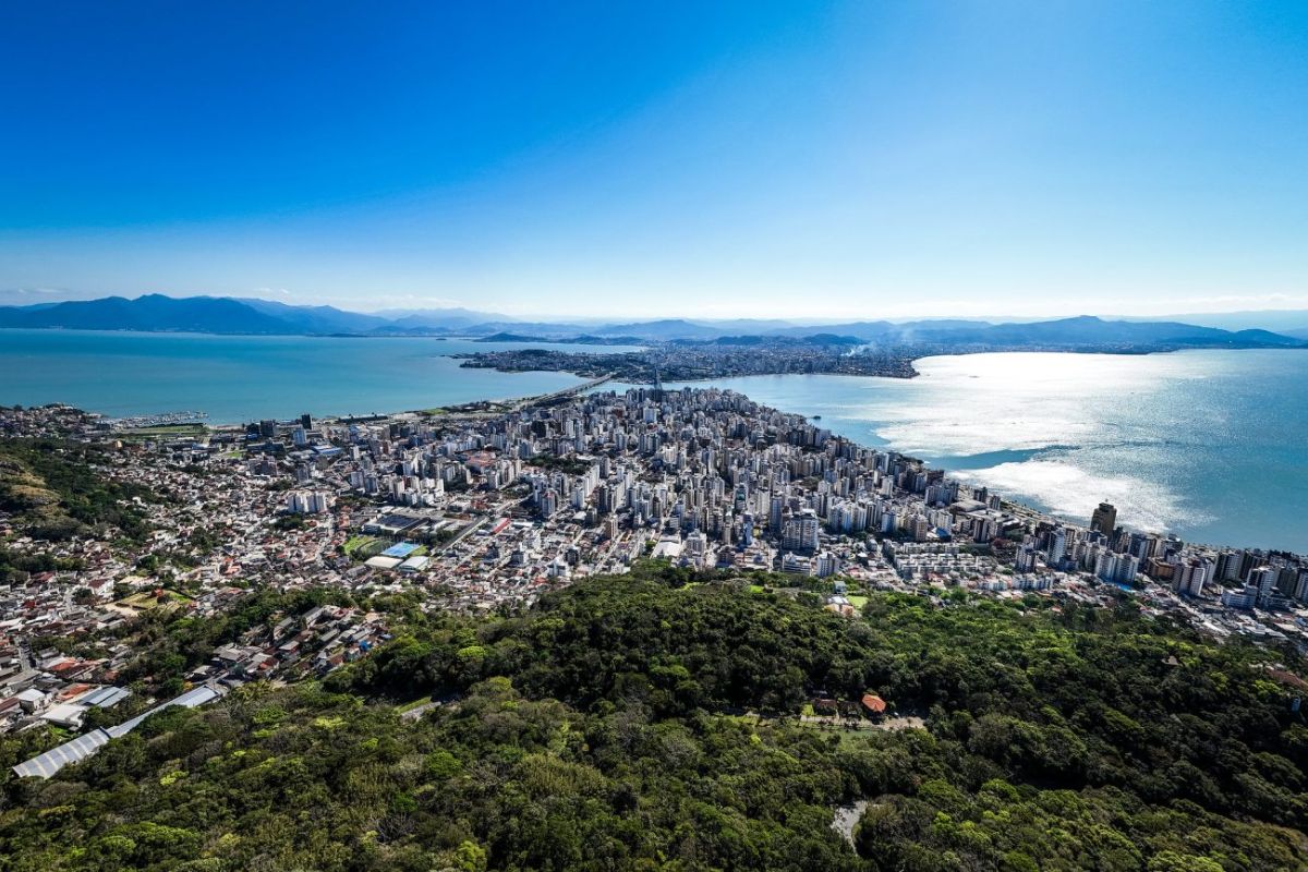 Florianópolis é a cidade brasileira com melhor qualidade de vida, polo tecnológico sustentável que atrai novos moradores e impulsiona inovação e desenvolvimento equilibrado.