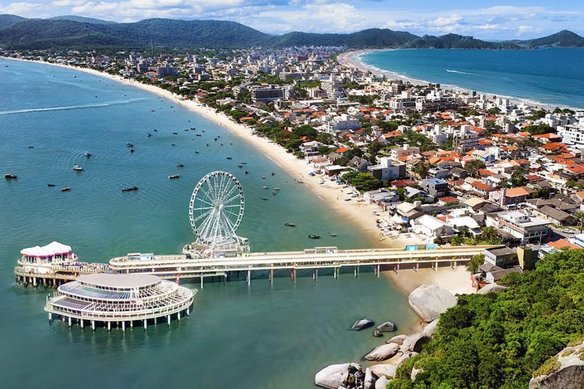 melhores praias em Santa Catarina para passar o verão: guia técnico com Florianópolis, Balneário Camboriú, Bombinhas e Guarda do Embaú, checagem de balneabilidade, segurança de banho e logística para alta temporada.