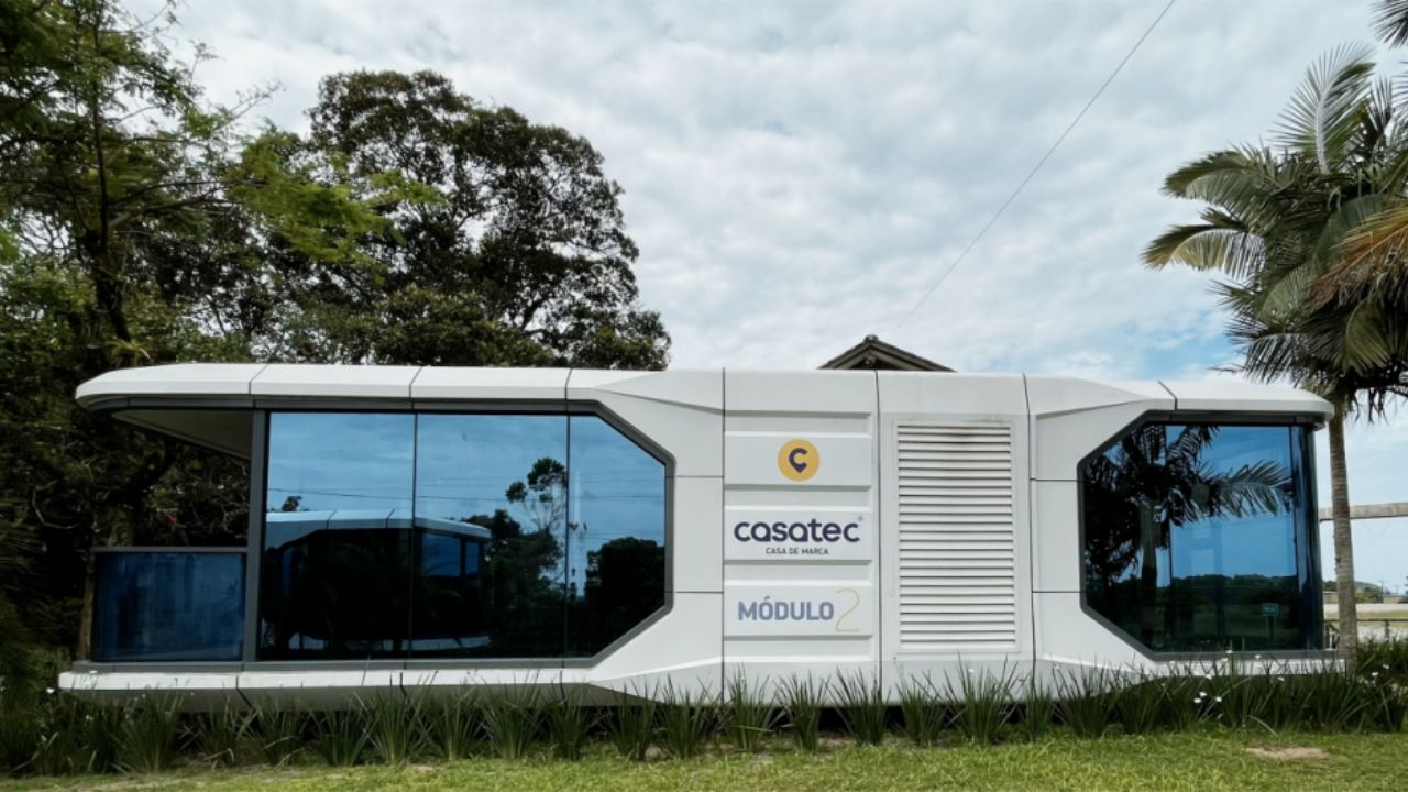 Módulo kitnet da Casatec vira sensação na Expo Construção com design futurista, isolamento acústico, automação completa via Alexa, acabamento premium e entrega pronta