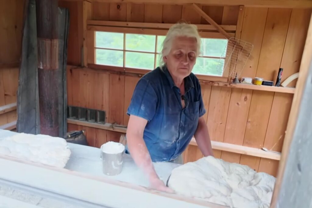 Mulher de 70 anos assa pão francês em forno de barro com cavalos de tração na Fazenda Harken, em Vermont, e sustenta famílias com vida autossuficiente.