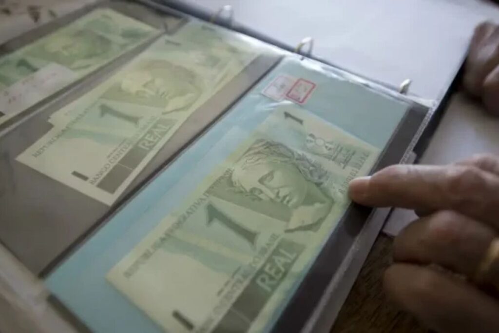 Uma nota esquecida de 1 real pode valer até R$ 20 mil no mercado de colecionadores. Cédulas raras e moedas de 1 real em conservação impecável se tornaram relíquias cobiçadas no Brasil.