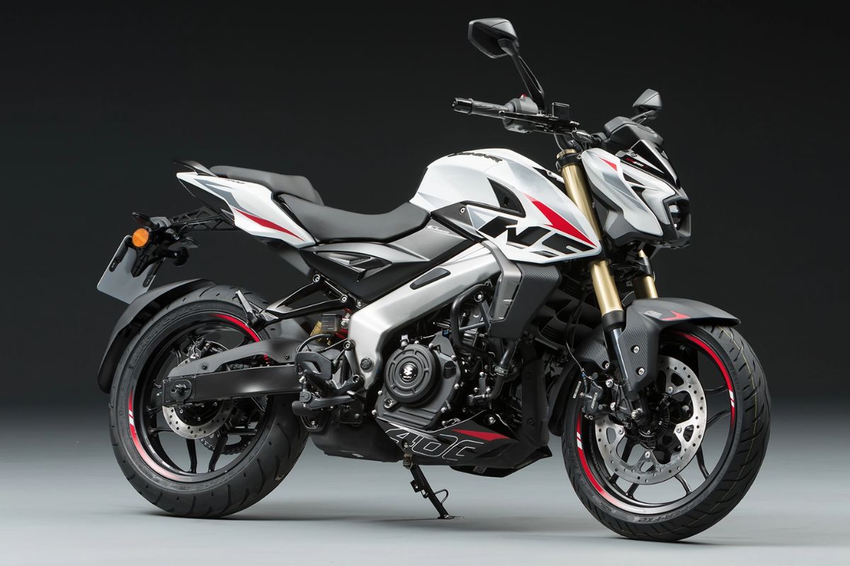 Moto 400 cc da Bajaj chega ao Brasil com painel TFT, modos de pilotagem, controle de tração e preço agressivo, desafiando nakeds mais caras e redefinindo o custo-benefício no mercado nacional.