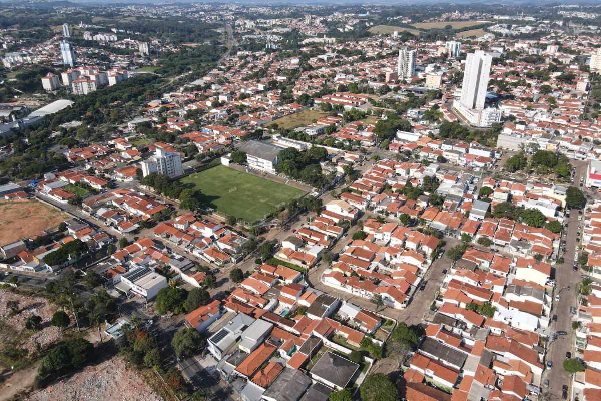 Cidade paulista de Valinhos se destaca pelo turismo rural, produção de figo roxo e acesso rápido a Campinas, oferecendo natureza, segurança reforçada e qualidade de vida para famílias.